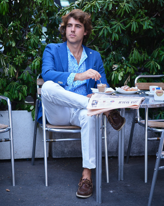Camicia azzurra microfloreata