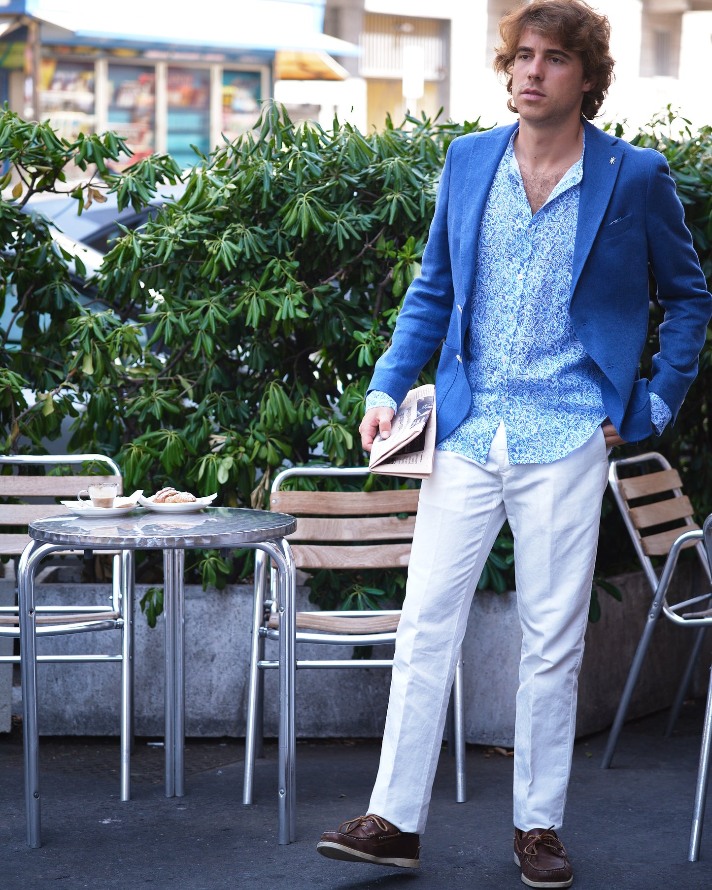 Camicia azzurra microfloreata