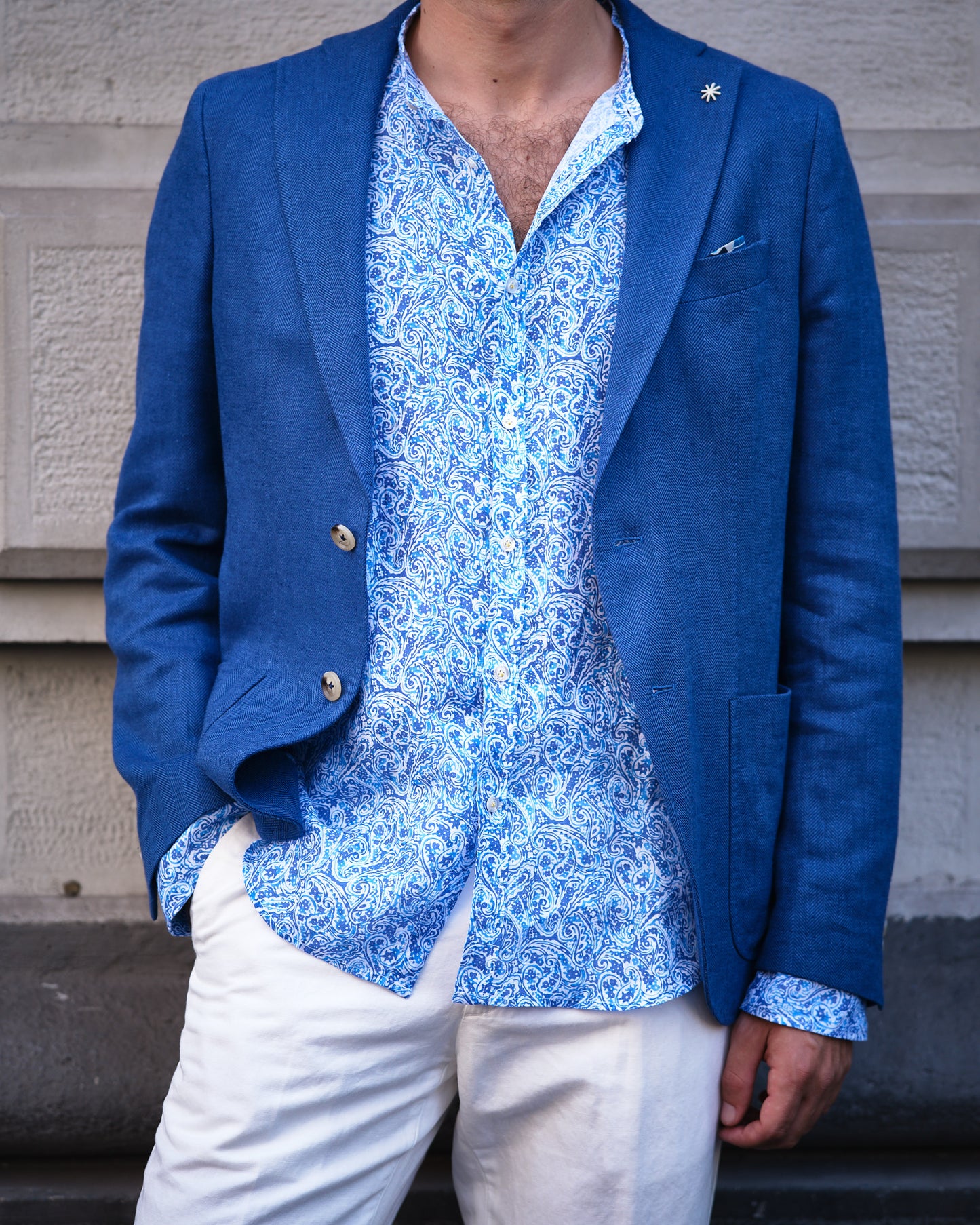 Camicia azzurra microfloreata