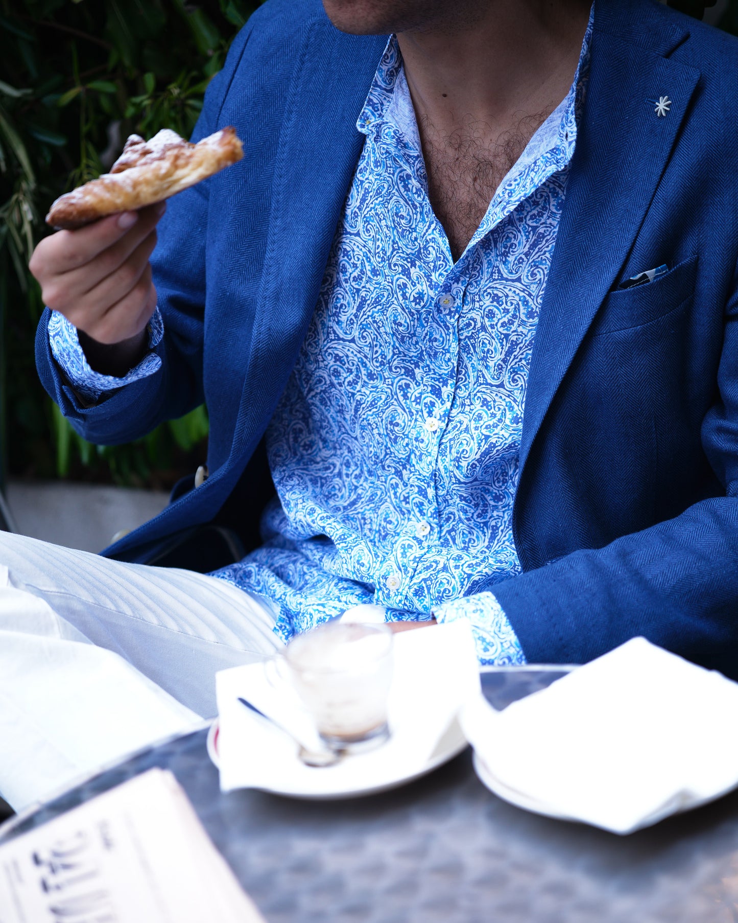 Camicia azzurra microfloreata